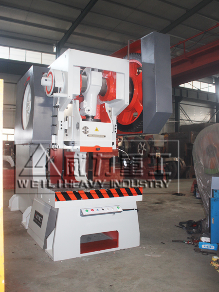 200噸沖床車間現(xiàn)貨