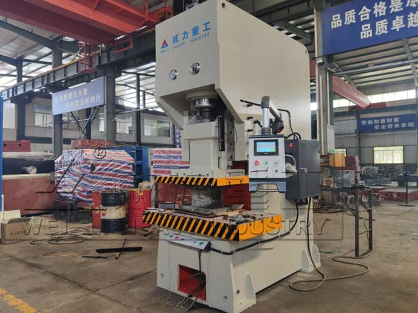 200噸液壓沖床車間實(shí)物圖