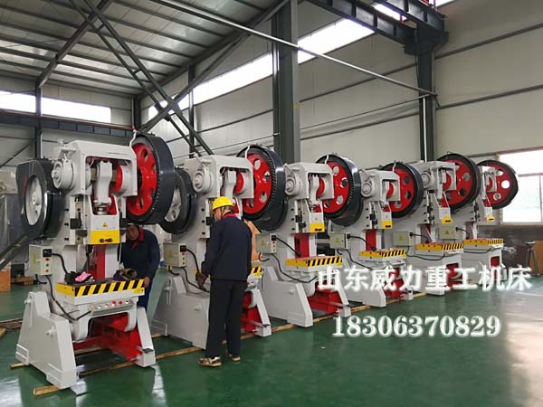 100噸沖床車間現(xiàn)貨圖