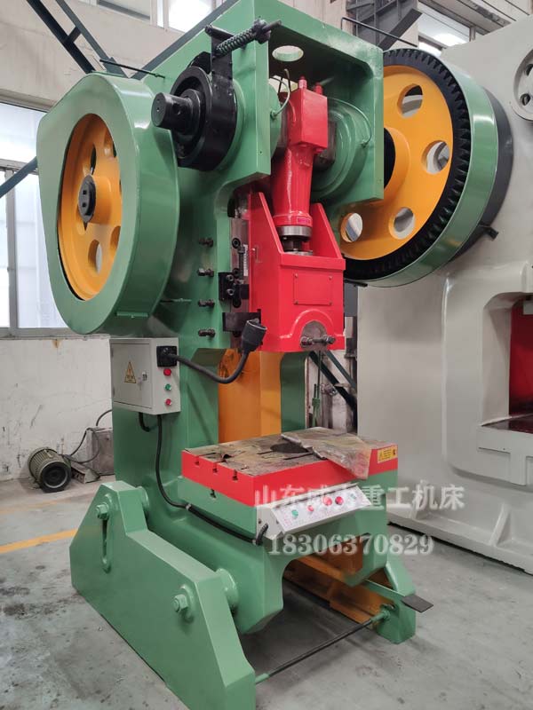 開式可傾沖床車間實物圖