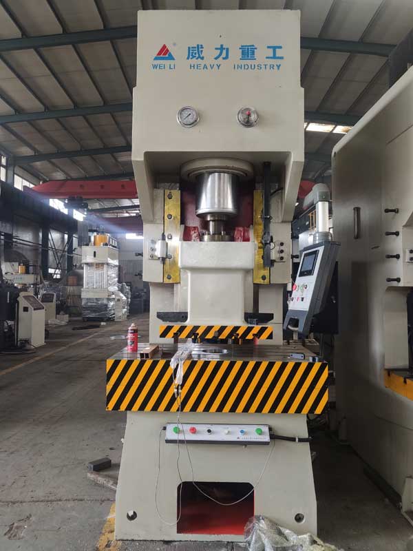 200噸伺服液壓沖床車間實物圖