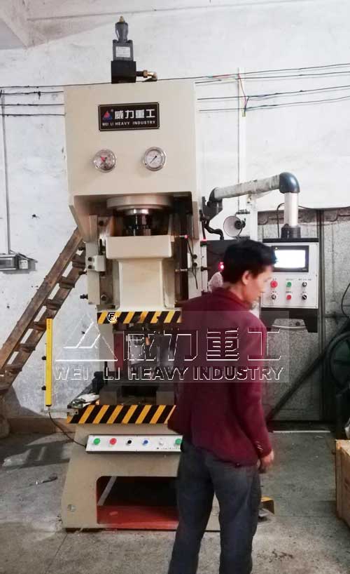 100噸伺服液壓沖床客戶使用現(xiàn)場圖