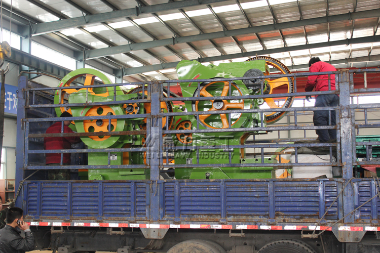 沖壓機床訂購型號為：J23開式可傾沖壓機床（沖床)：3臺，J21開式固定臺沖壓機床（沖床）：4臺。現在貨已發至寧夏大武口礦機公司投產使用中，以下為發貨時拍攝實景圖