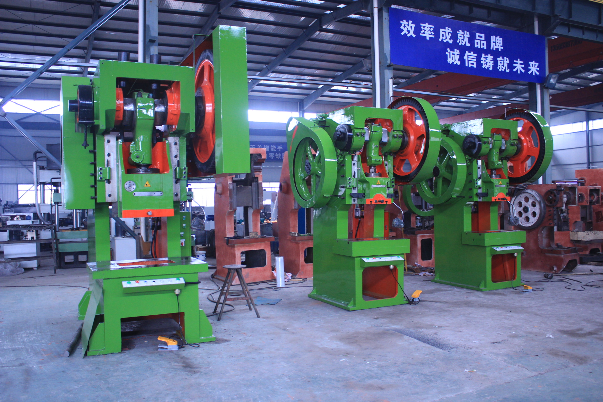 沖壓機床訂購型號為：J23開式可傾沖壓機床（沖床)：3臺，J21開式固定臺沖壓機床（沖床）：4臺?，F在貨已發至寧夏大武口礦機公司投產使用中，以下為發貨時拍攝實景圖