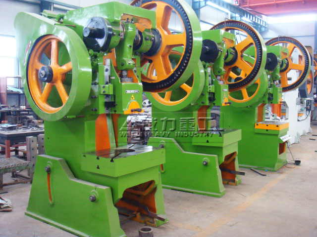 鋁合金外殼沖孔專用沖壓機(jī)床生產(chǎn)車間實(shí)拍圖