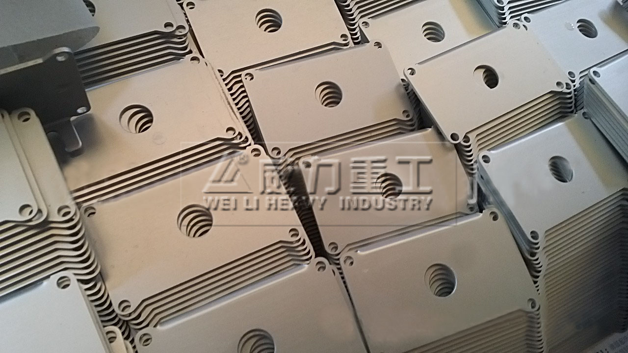 鋁合金外殼沖孔專用沖壓機(jī)床用途: 廣泛應(yīng)用于不銹鋼(鋅鋼、鋁合金、扁鐵、扁鋼、槽鋼、角鐵)型材、風(fēng)扇廠、空調(diào)配件廠、天線廠、貨架廠、金屬家具廠、建筑材料生產(chǎn)企業(yè)等五金沖孔加工。